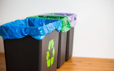 Cubos de basura de reciclaje